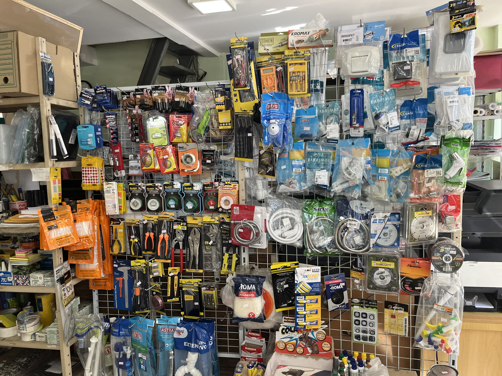 Churrasqueiras e utilidades domésticas à venda no Bazar Jalevy