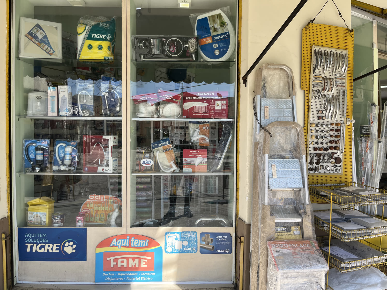 Vitrine do Bazar Jalevy na Rua Marco Polo, Vila da Penha
