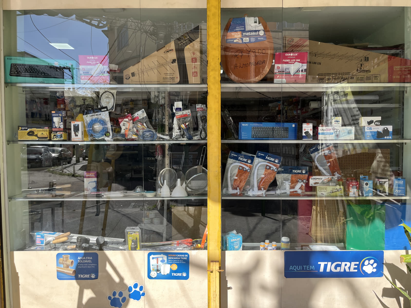 Produtos em exposição na vitrine do Bazar Jalevy